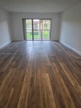 307 Lakeview Dr in Weston, FL - Building Photo - Building Photo