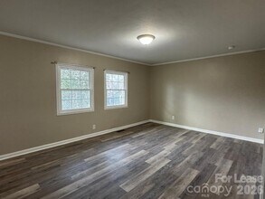 323 N Flint St in Lincolnton, NC - Foto de edificio - Building Photo
