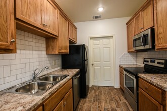 714 Clay St in Kerrville, TX - Building Photo - Building Photo