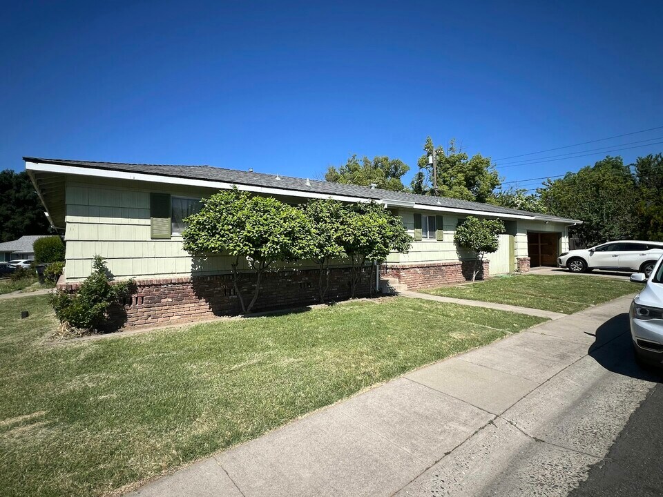 1461 Topaz Way in Sacramento, CA - Building Photo