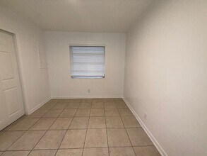 $995 Deposit w/ approved credit on this Great Neighborhood and Location - WASHER and DRYER IN UNIT! in Pompano Beach, FL - Foto de edificio - Building Photo