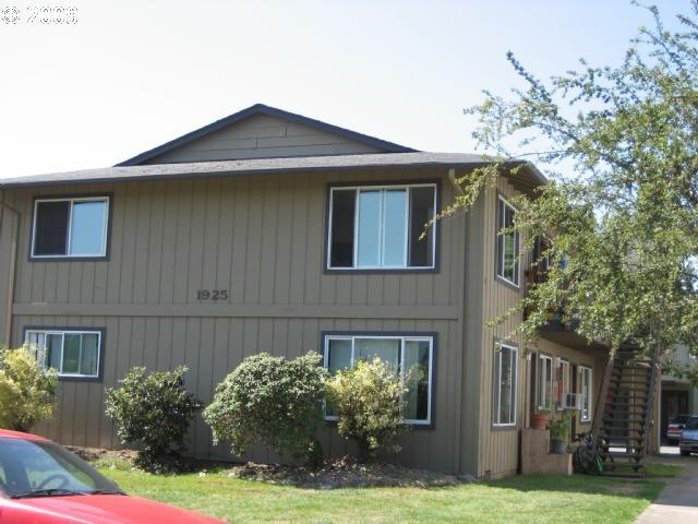 1925 33rd Ave in Longview, WA - Foto de edificio