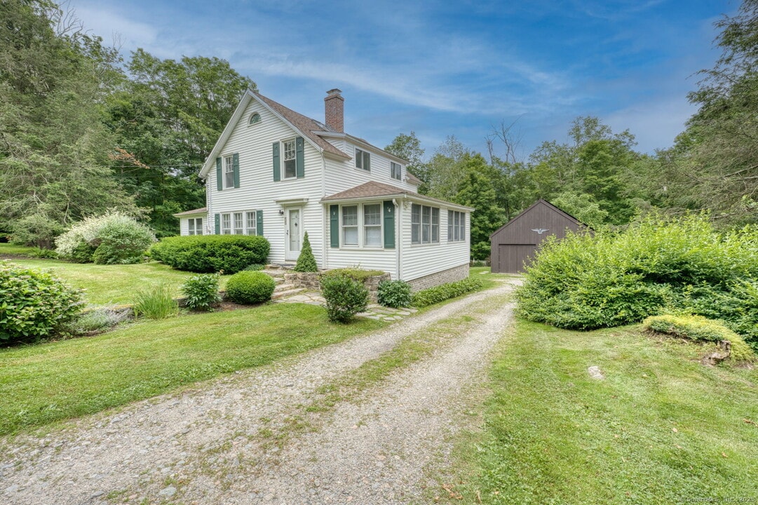 16 Osborn Rd in Litchfield, CT - Building Photo