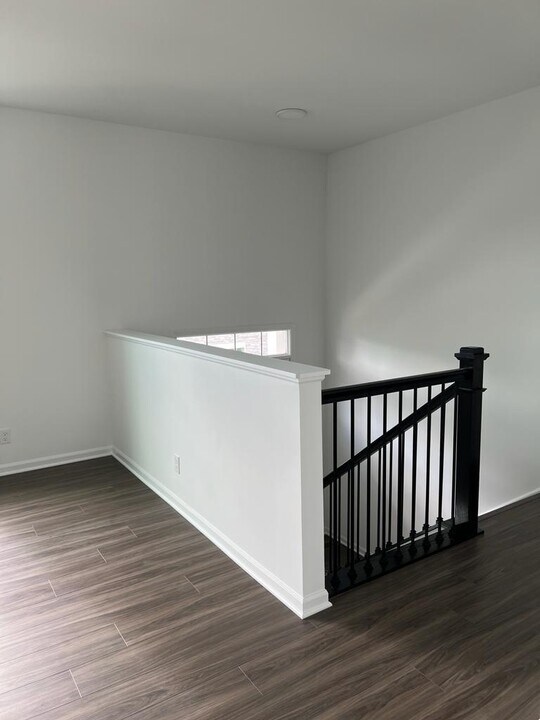 1033 Atterberg Rd in South Elgin, IL - Building Photo