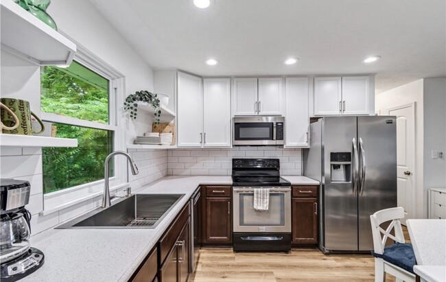 property at 3811 Edgepark Dr