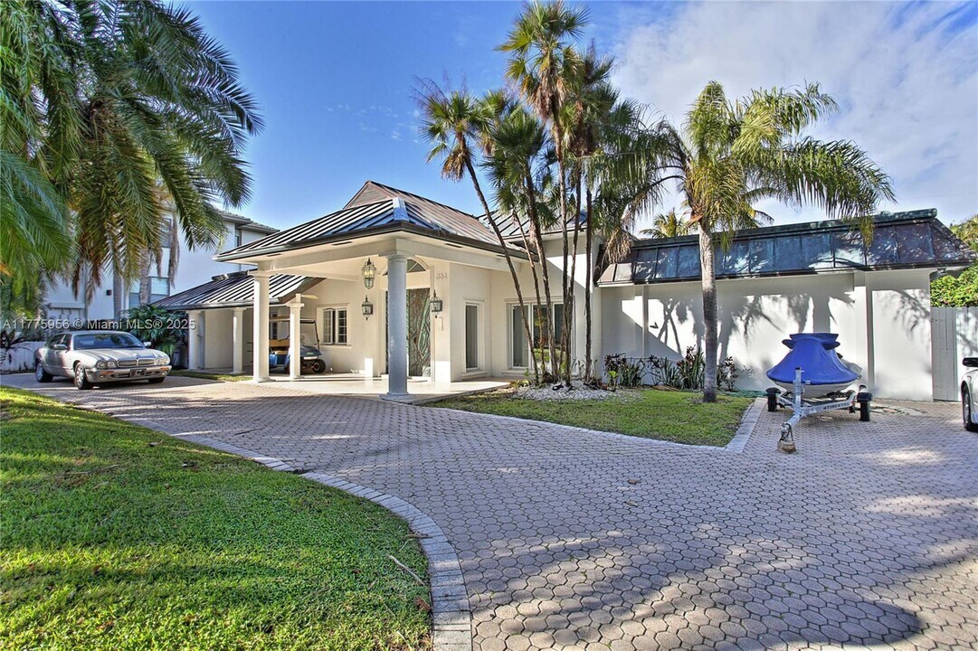 324 Caribbean Rd in Key Biscayne, FL - Building Photo