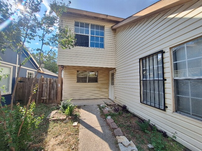 2123 Chatham Square Ct in Dallas, TX - Building Photo - Building Photo