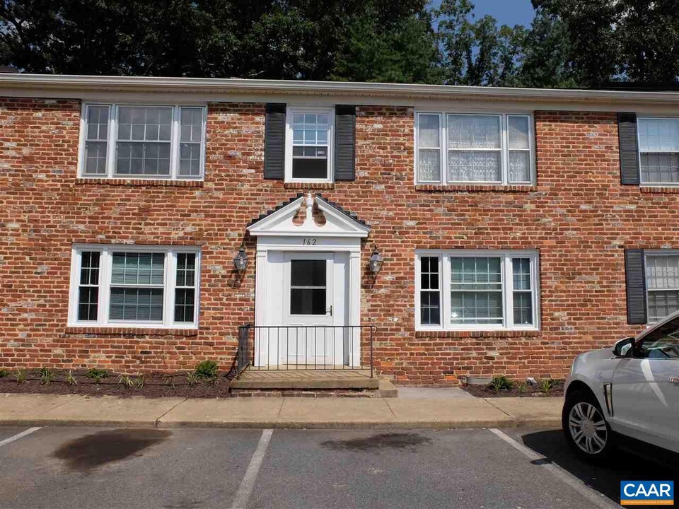 140 Hessian Hills Cir in Charlottesville, VA - Building Photo