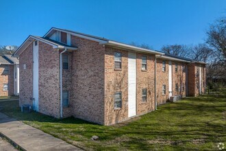 520 Laredo St in Navasota, TX - Building Photo - Building Photo