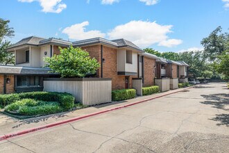 Tara Place in Dallas, TX - Foto de edificio - Building Photo