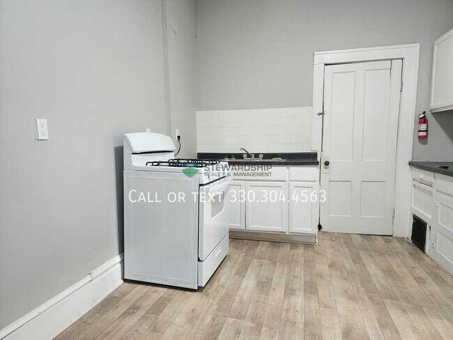 674 Carlysle St in Akron, OH - Foto de edificio - Building Photo