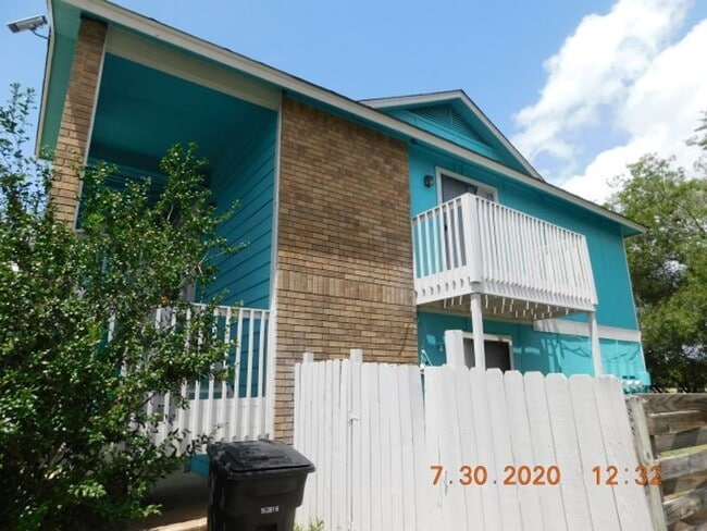 5212 Meadow Field in San Antonio, TX - Building Photo - Building Photo