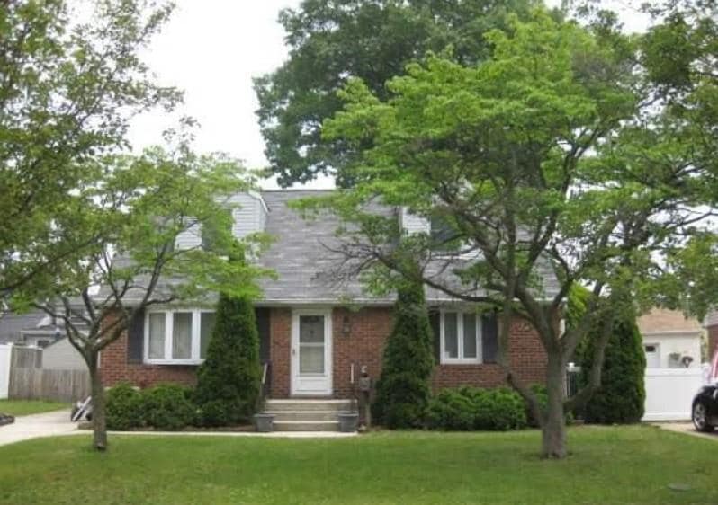 6 Terrace Ct in Albertson, NY - Building Photo