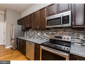 2422 Frankford Ave in Philadelphia, PA - Building Photo - Building Photo