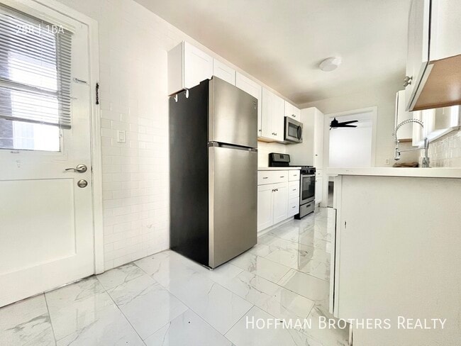 1835 S Beverly Glen Blvd, Unit A in Los Angeles, CA - Building Photo - Building Photo