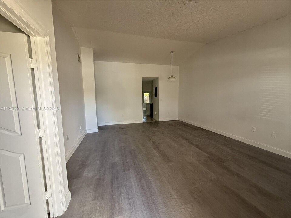 18942 NW 86th Ct in Hialeah, FL - Building Photo