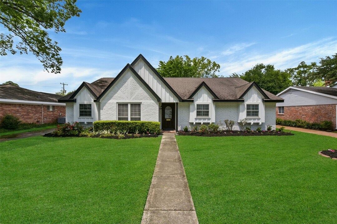 5946 Valkeith Dr in Houston, TX - Building Photo