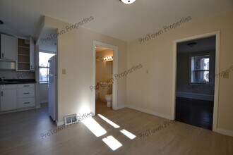 811 N Center St, Unit 1 in Joliet, IL - Building Photo - Building Photo