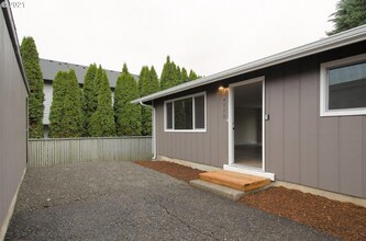 6112 NE Hazel Dell Ave in Vancouver, WA - Foto de edificio - Building Photo
