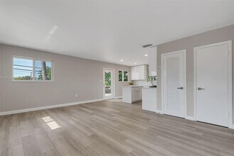 2845 SW 24th St in Miami, FL - Building Photo - Building Photo