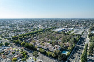 16211 Downey Ave in Paramount, CA - Building Photo - Building Photo