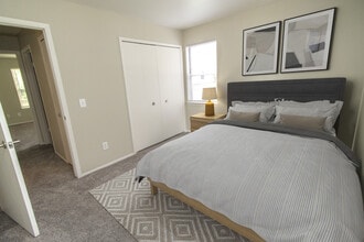 Whispering Winds Apartments in Rochester Hills, MI - Building Photo - Building Photo