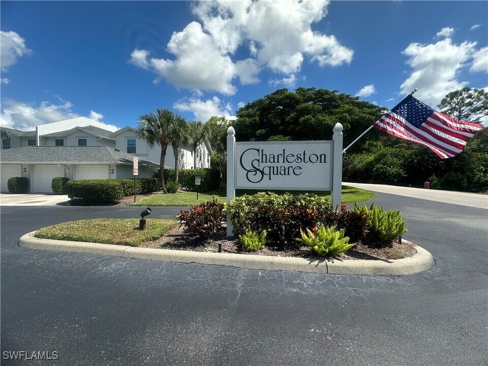 1320 Charleston Square Dr in Naples, FL - Building Photo