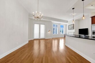 2042 N Clark St, Unit 3S in Chicago, IL - Building Photo - Building Photo