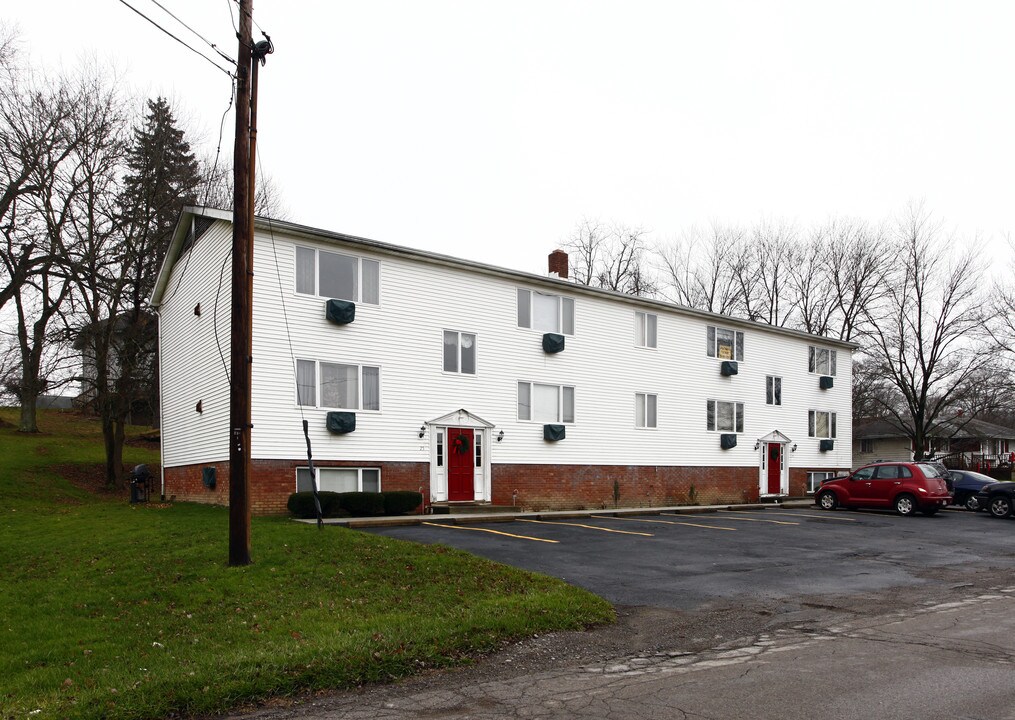 Colonial Arms Apartments in West Middlesex, PA - Foto de edificio