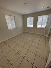 1299 NE 40th Ct in Oakland Park, FL - Foto de edificio - Building Photo