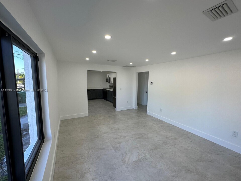 1102 NW 103rd St-Unit -B in Miami, FL - Building Photo