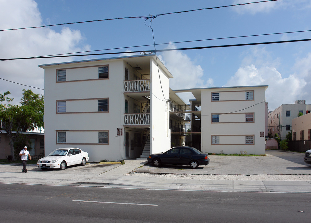 Llanes Apartments in Miami, FL - Building Photo