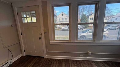 8 Prospect St, Unit FM in Easthampton, MA - Foto de edificio - Building Photo