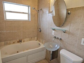 1000 NE 13th Ave, Unit 22-22D in Homestead, FL - Building Photo - Building Photo