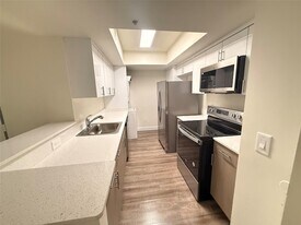 18335 NW 68th Ave, Unit 245-308 in Hialeah, FL - Building Photo