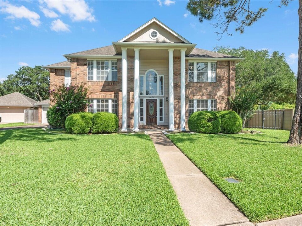 1227 Lake Estates Ct in Sugar Land, TX - Building Photo