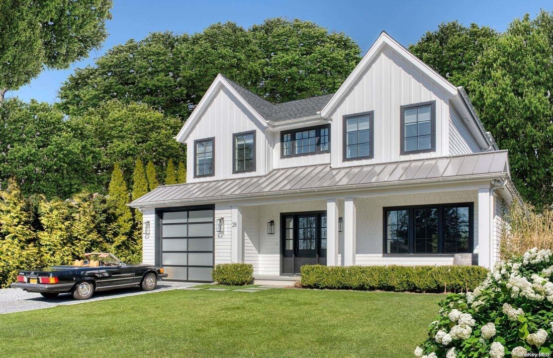 28 Parkway Dr in Sag Harbor, NY - Building Photo