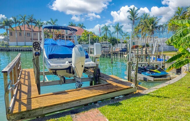 371 Bath Club Blvd N in North Redington Beach, FL - Building Photo - Building Photo