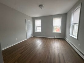 886 Dixwell Ave, Unit 2L in Hamden, CT - Building Photo