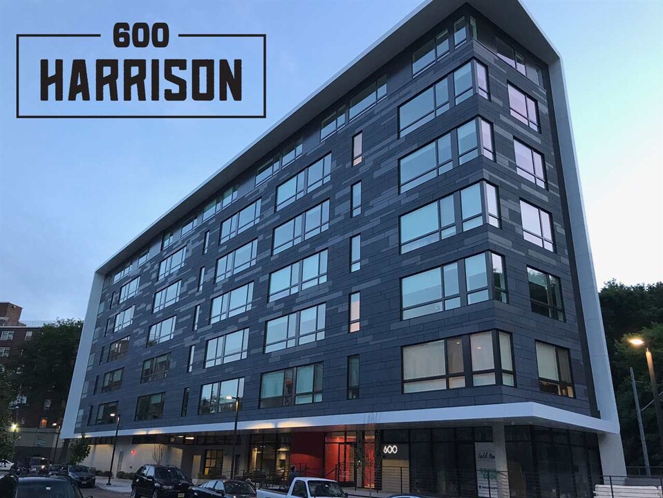 600 Harrison St in Hoboken, NJ - Building Photo