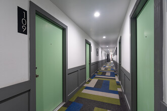 Garrett on the Green in Dallas, TX - Building Photo - Interior Photo