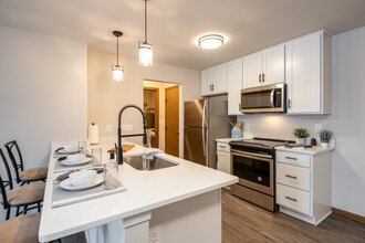 Shady Lane Apartments in Menomonee Falls, WI - Foto de edificio - Building Photo