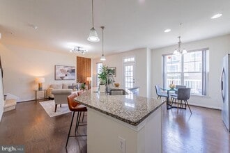 43376 Town Gate Square in Chantilly, VA - Building Photo - Building Photo