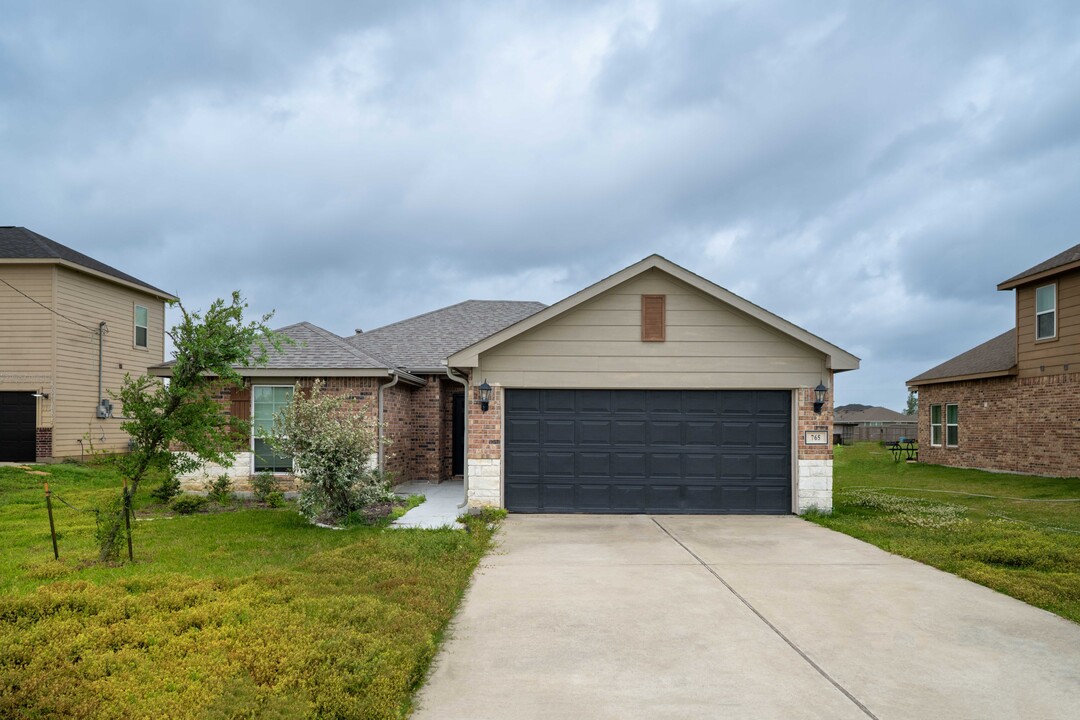 765 Rd 5107 in Cleveland, TX - Building Photo