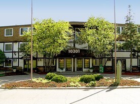 10211 Cedar Lk Rd S in Minnetonka, MN - Building Photo