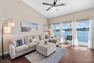 541 Windsor Sq in Naples, FL - Building Photo