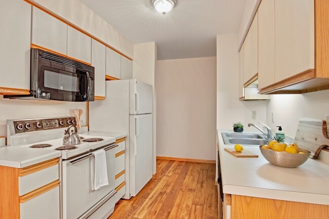 Plymouth Square in Plymouth, MN - Foto de edificio - Building Photo