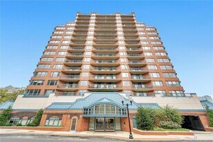 25 Forest St in Stamford, CT - Building Photo