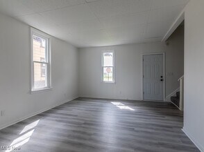 503 11th St NW in Canton, OH - Foto de edificio - Building Photo