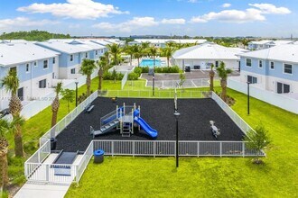 3621 Blue Fin Wy in Ft. Myers, FL - Foto de edificio - Building Photo